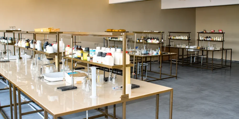 Laboratories & Learning Resources (2) Laboratories & Learning Resources (2)